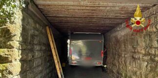 Turista segue il navigatore e resta incastrato con la roulotte nel sottopasso: intervengono i Vigili del fuoco VIDEO Cronaca Trieste, Trieste, Vigili del fuoco, roulotte, sottopasso di Montebello, navigatore GPS, incidente stradale