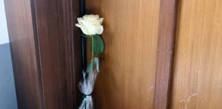Una rosa bianca e il silenzio: così si presenta oggi il palazzo dell’incendio di via Battisti VIDEO incendio via Battisti, Trieste, vigili del fuoco, carabinieri, cronaca, centro di Trieste, ustioni