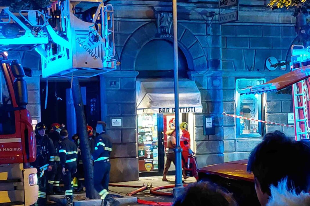 incendio, Trieste, via Battisti, vigili del fuoco, appartamento in fiamme, 118, cronaca