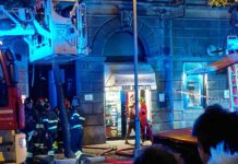 Urla e fumo in via Battisti: incendio in un appartamento, un ferito grave VIDEO incendio, Trieste, via Battisti, vigili del fuoco, appartamento in fiamme, 118, cronaca