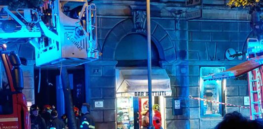 incendio, Trieste, via Battisti, vigili del fuoco, appartamento in fiamme, 118, cronaca