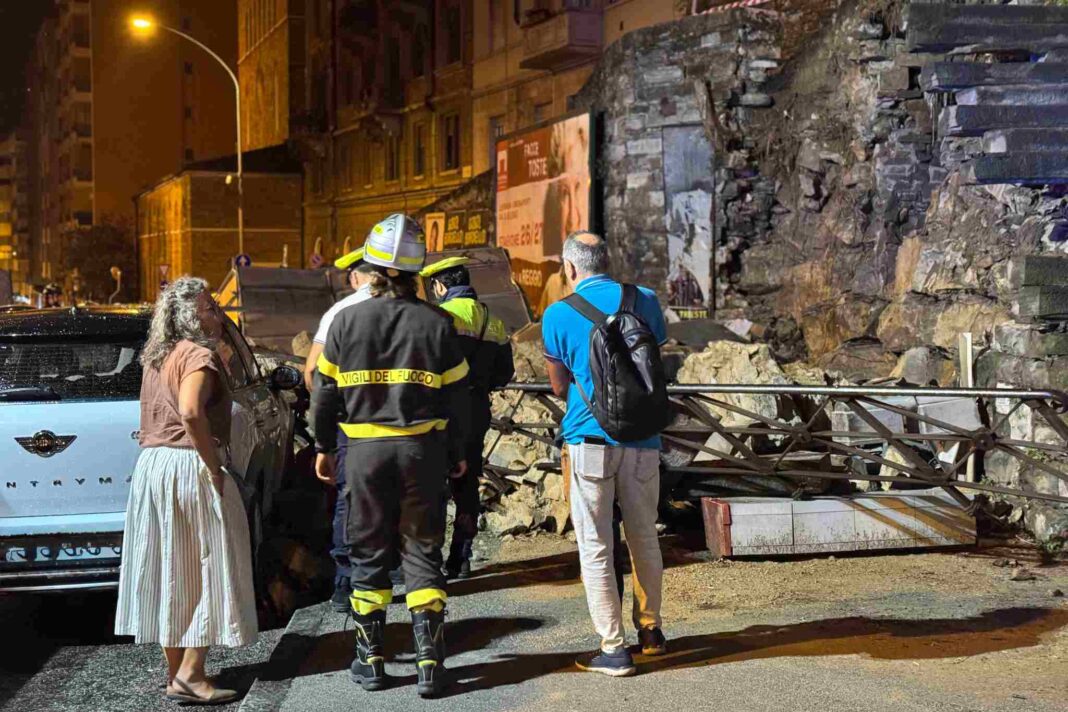 Trieste, via Giulia, via dello Scoglio, crollo muro, maltempo, vigili del fuoco, viabilità