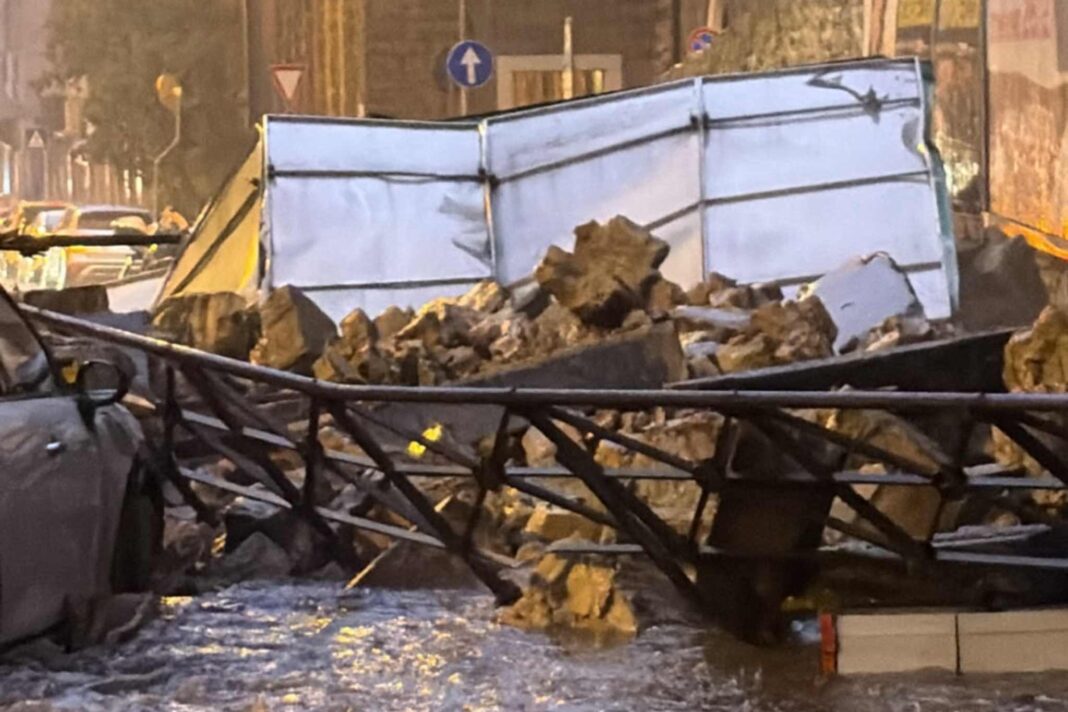 Maltempo Trieste, via Giulia, allagamenti, crollo muro, danni alle auto, temporale, allerta meteo