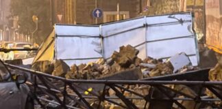 Via Giulia travolta dall’acqua: crolla un muro, auto colpite dai detriti VIDEO Maltempo Trieste, via Giulia, allagamenti, crollo muro, danni alle auto, temporale, allerta meteo