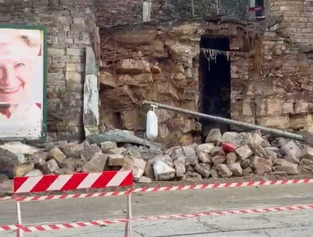 Trieste, via dello Scoglio, nubifragio, maltempo, crollo muro, viabilità, vigili del fuoco