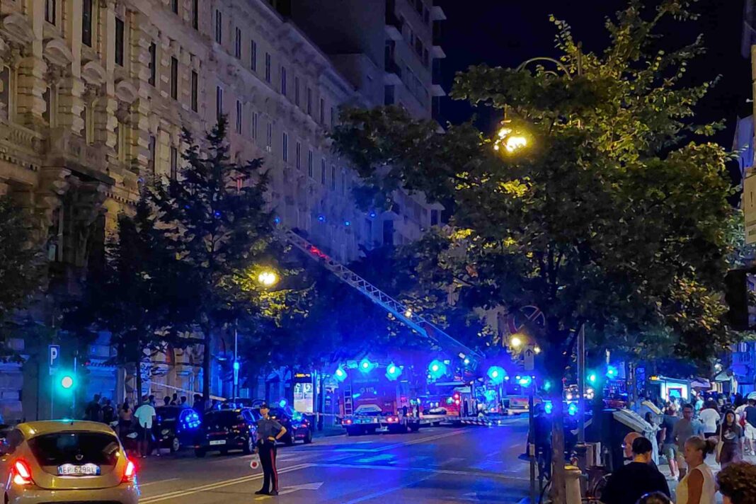 incendio, Trieste, via Battisti, vigili del fuoco, centro città, cronaca, soccorsi