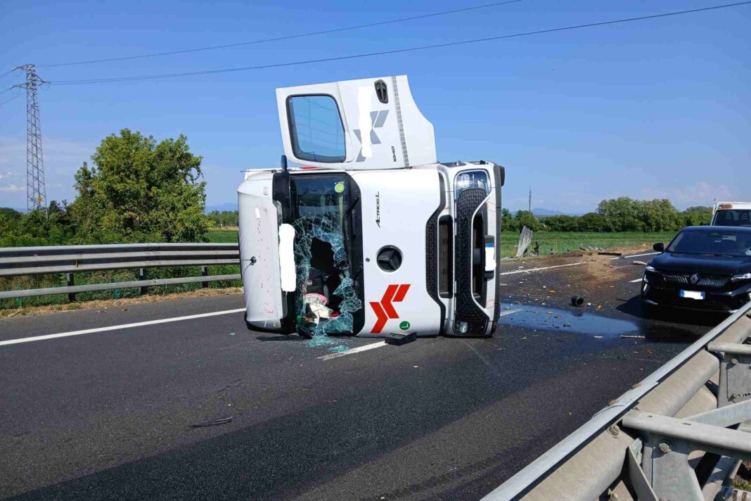 A4, Villesse, Palmanova, incidente stradale, tir ribaltato, traffico, Autostrade Alto Adriatico