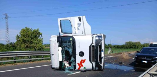 A4, Villesse, Palmanova, incidente stradale, tir ribaltato, traffico, Autostrade Alto Adriatico