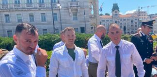 Auto finisce in mare in piazza Unità: militari dell’Accademia di Modena salvano il conducente