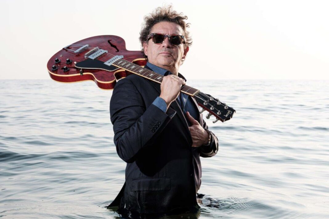 foto di Mike Sponza con la sua chitarra