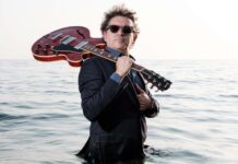 foto di Mike Sponza con la sua chitarra