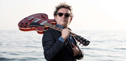 foto di Mike Sponza con la sua chitarra