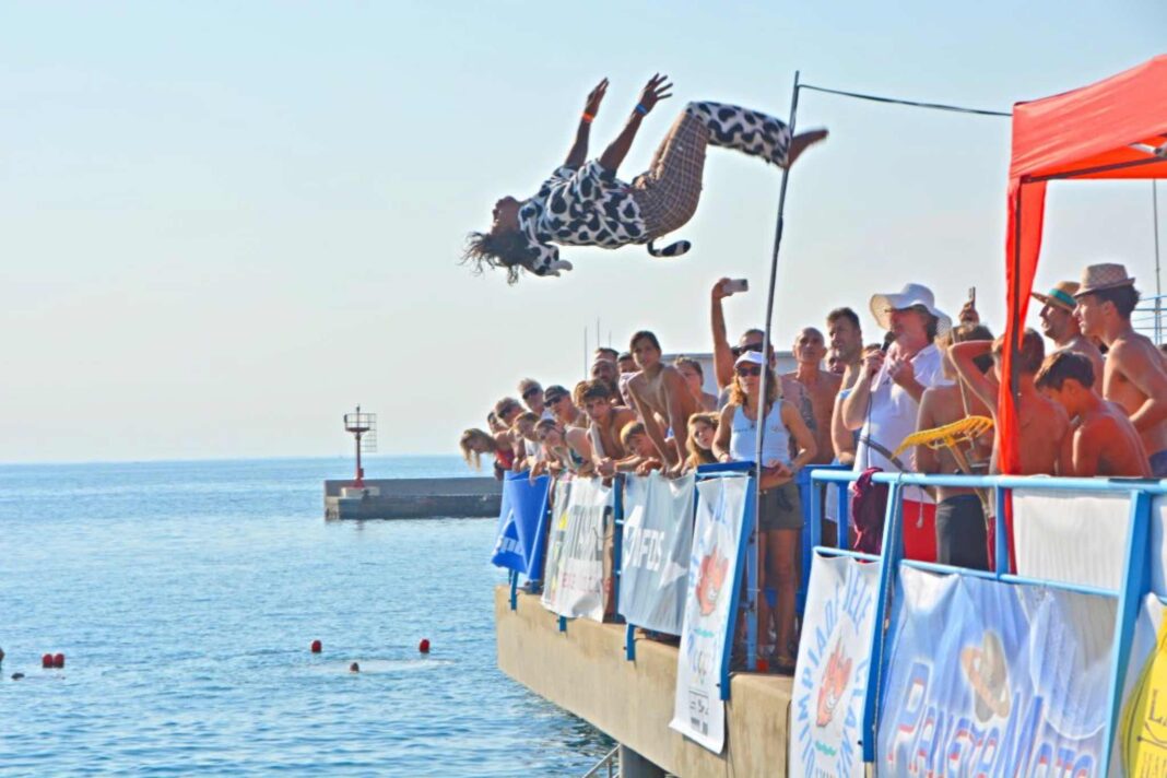 Il pubblico assiste al tuffo di un concorrente de 