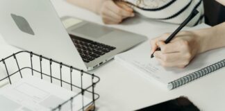 Appunti, mappe e flashcard: 5 app gratuite per superare gli esami con meno stress Studentessa prende appunti su un quaderno; app per lo studio