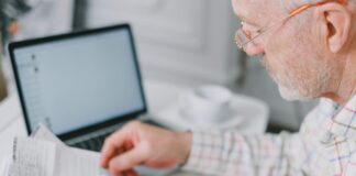 Bonus pensioni, in Friuli Venezia Giulia aumentano i beneficiari: ecco chi può richiederlo Anziano alla scrivania consulta dei documenti per il bonus pensioni
