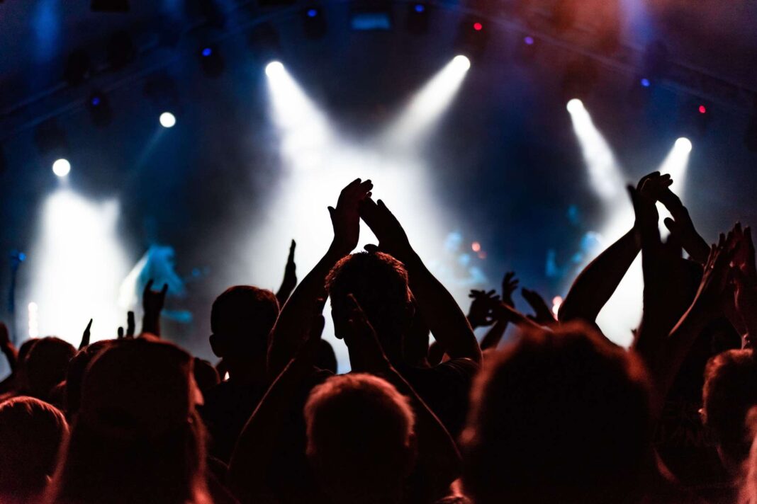 Persone applaudono durante un concerto: spettacolo a Trieste, weekend del 25 luglio