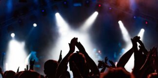 Persone applaudono durante un concerto: spettacolo a Trieste, weekend del 25 luglio