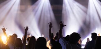 Cosa fare a Trieste questo weekend: gli eventi da non perdere in città e dintorni Persone ad un concerto a Trieste nel weekend
