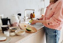 Cycle syncing, trend o realtà? I consigli della nutrizionista su alimentazione, sport e benessere femminile Ragazza prepara una colazione sana seguendo il trend del cycle syncing