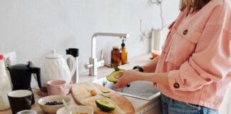 Cycle syncing, trend o realtà? I consigli della nutrizionista su alimentazione, sport e benessere femminile Ragazza prepara una colazione sana seguendo il trend del cycle syncing