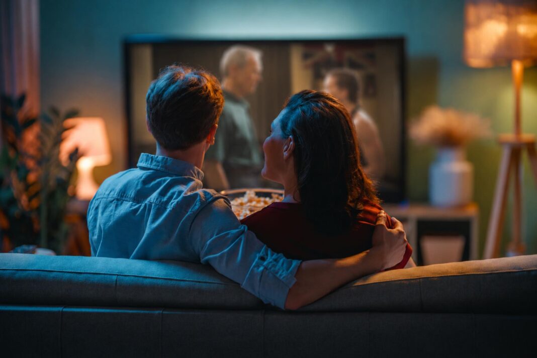 coppia guarda un film in tv