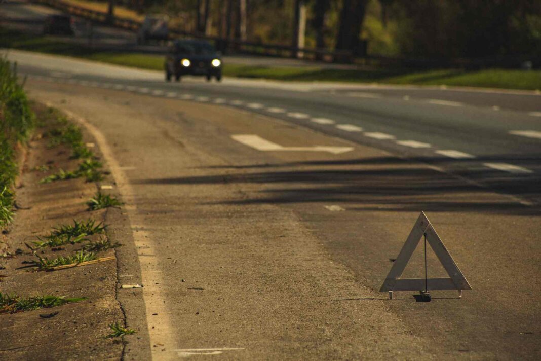Triangolo di segnalazione sulla strada; incidenti in Friuli Venezia Giulia