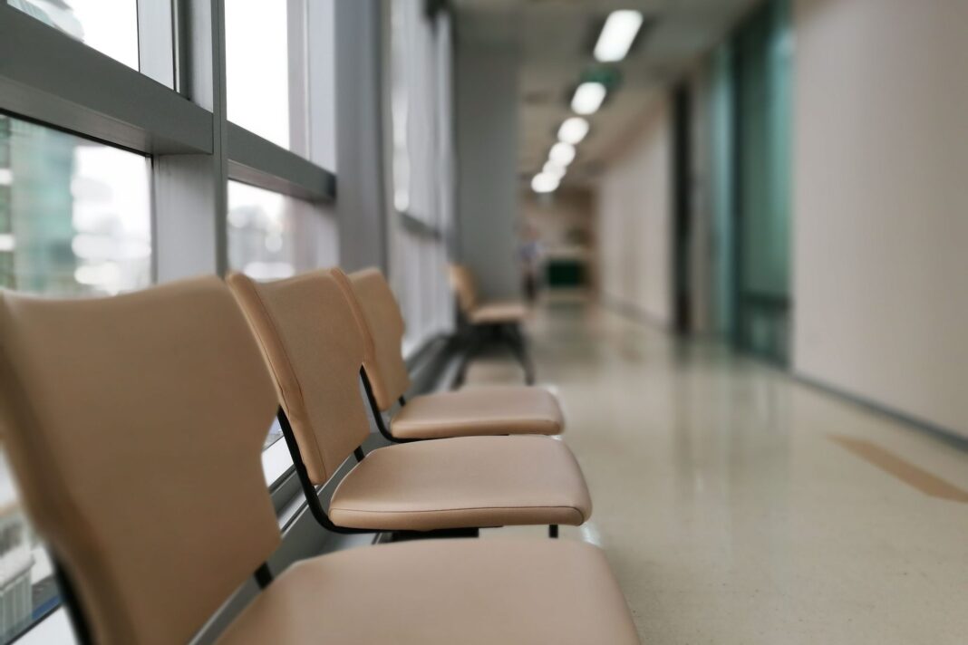 Sedie nel corridoio di un ospedale: immagine utilizzata per un articolo sulle liste d'attesa in Italia e in Friuli Venezia Giulia
