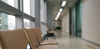 Liste d’attesa in Italia e in FVG: il Bollettino Agenas fa il punto su miglioramenti e criticità Sedie nel corridoio di un ospedale: immagine utilizzata per un articolo sulle liste d'attesa in Italia e in Friuli Venezia Giulia