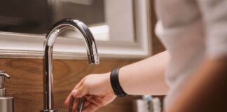 Friuli Venezia Giulia, il 42,2% dell’acqua si perde nella rete idrica: Gorizia e Trieste le più colpite Rubinetto che perde acqua