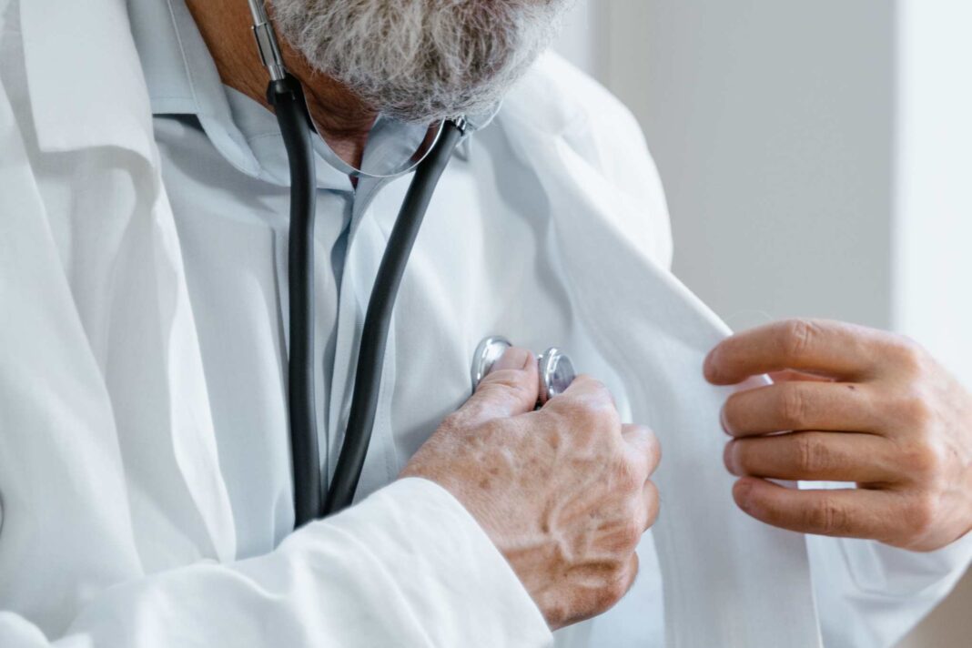 Medico si ausculta con lo stetoscopio; rischio infarto dovuto alla concentrazione di microplastiche nel sangue