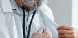 Microplastiche e rischio di infarto, c’è davvero un legame? La risposta arriva da uno studio italiano Medico si ausculta con lo stetoscopio; rischio infarto dovuto alla concentrazione di microplastiche nel sangue