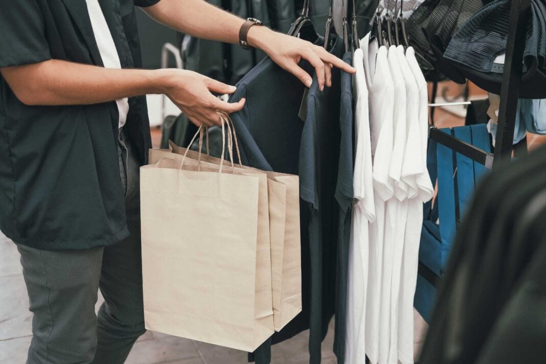 ragazzo fa shopping in un negozio di abbigliamento