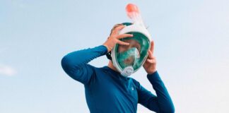 Snorkeling con maschera ‘full face’: uno studio del Burlo Garofolo analizza i possibili rischi per i bambini Bambino in spiaggia si prepara a fare snorkeling con la maschera full face