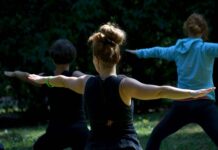 Yoga, zumba e ginnastica dolce: gli appuntamenti gratuiti in programma questa settimana a Trieste Tre persone fanno yoga all'aperto a Trieste
