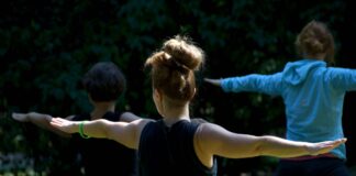 Yoga, zumba e ginnastica dolce: gli appuntamenti gratuiti in programma questa settimana a Trieste Tre persone fanno yoga all'aperto a Trieste