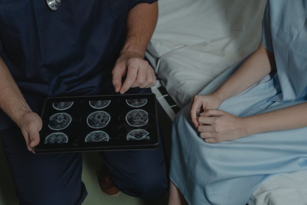 Medico parla con un paziente oncologico: immagine utilizzata per un articolo sul progetto di ricerca AI-Brain