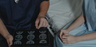AI-Brain, la collaborazione Italia-Austria che integra l’AI nella ricerca sui tumori cerebrali Medico parla con un paziente oncologico: immagine utilizzata per un articolo sul progetto di ricerca AI-Brain