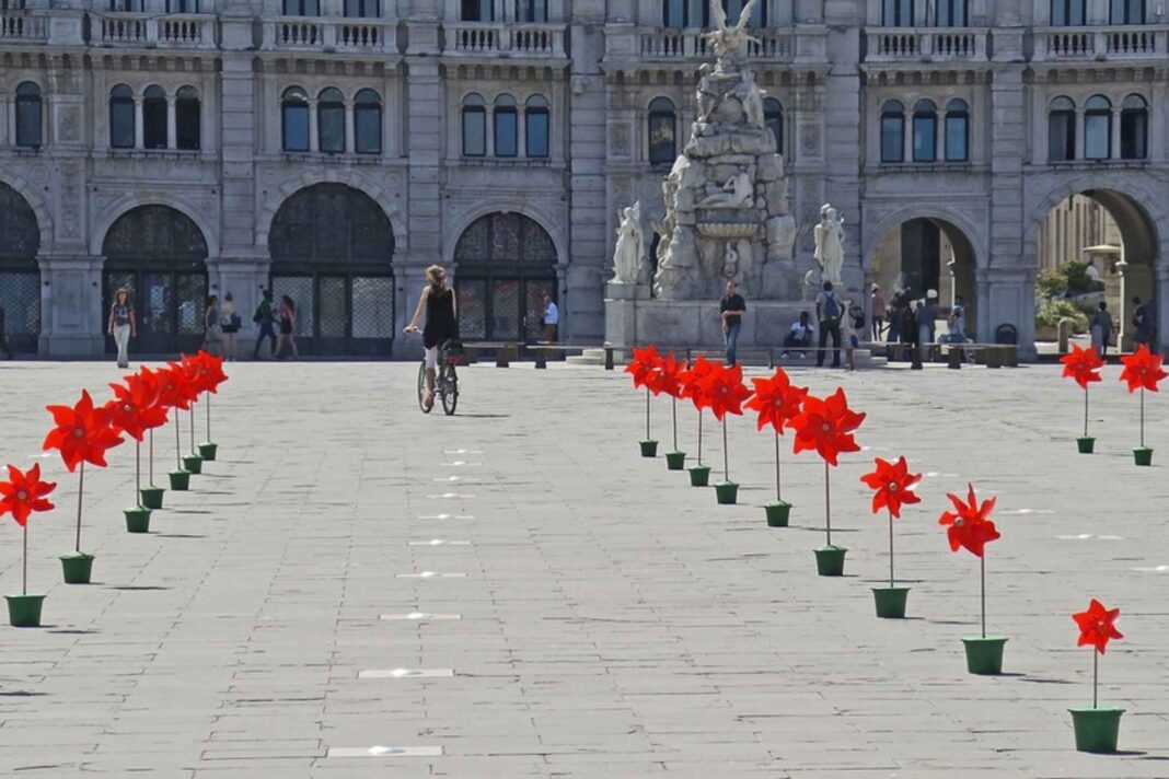 Girandole in piazza Unità a Trieste per l'iniziativa BoraMata