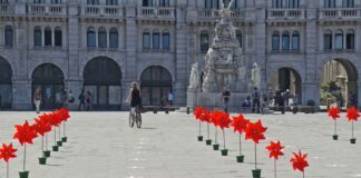 Piazza Unità si riempie di girandole: a Trieste torna BoraMata con una ventata di novità Girandole in piazza Unità a Trieste per l'iniziativa BoraMata