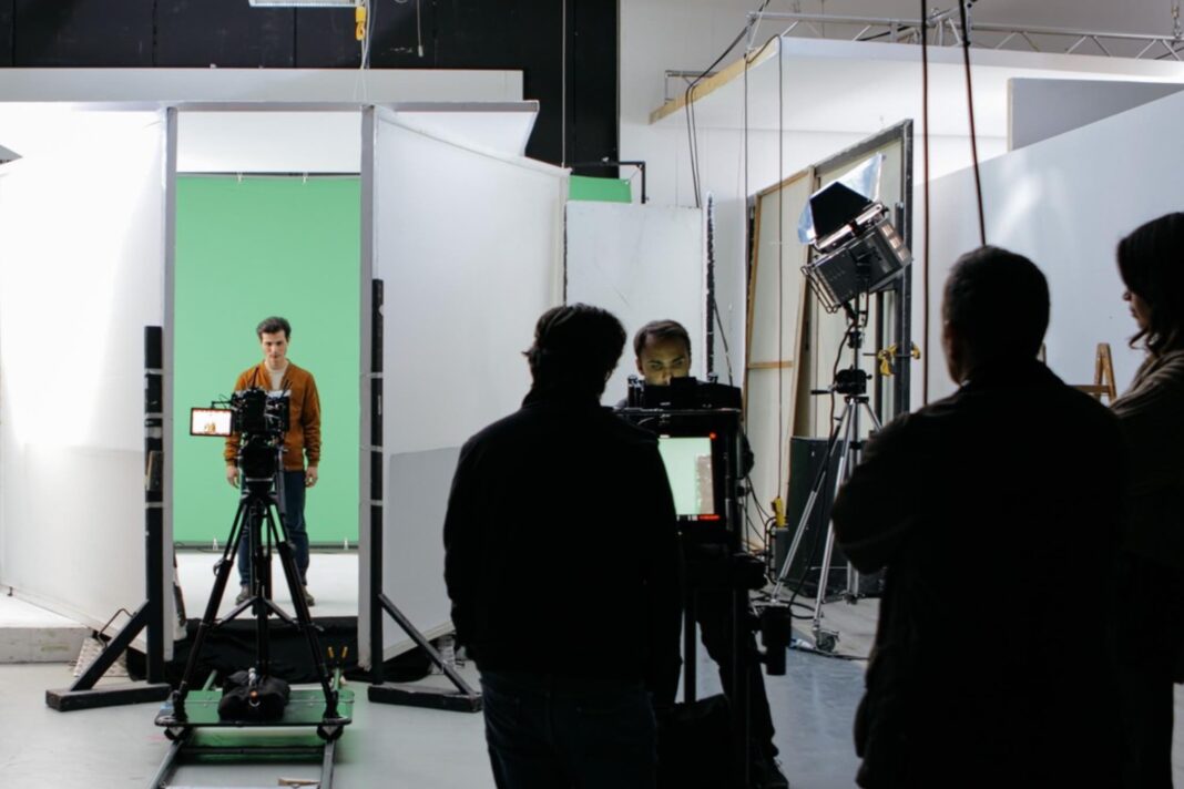 Persone registrano in studio un video pubblicitario per Quasar Corporate