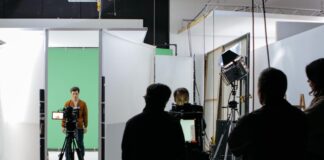 Quasar Productions cerca attori e comparse in FVG: ecco come candidarsi al casting Persone registrano in studio un video pubblicitario per Quasar Corporate
