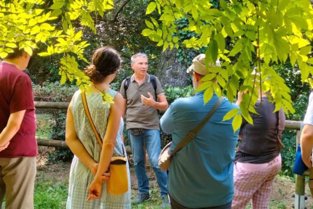 Un gruppo di persone partecipa all'incontro 
