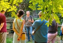 Un gruppo di persone partecipa all'incontro "Natura e scienza in città"