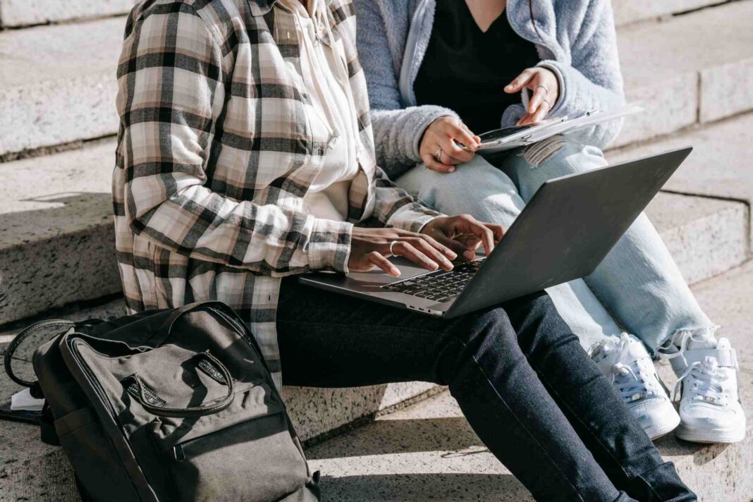 Studenti universitari di Trieste seduti su una scalinata