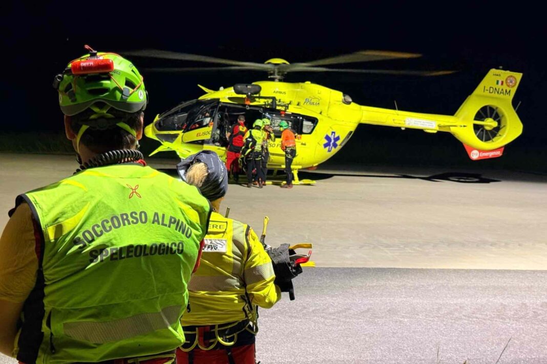 Operatori del Soccorso Alpino intervengono sul Monte Lagna per cercare un escursionista disperso