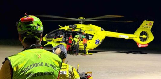 Operatori del Soccorso Alpino intervengono sul Monte Lagna per cercare un escursionista disperso