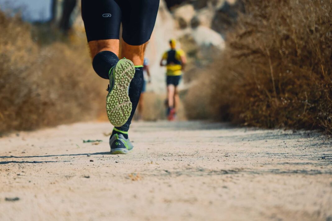 Due runners su un sentiero; fare sport a Trieste