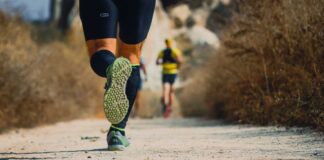 Fare sport a Trieste: le alternative migliori per tenersi in forma senza palestra Due runners su un sentiero; fare sport a Trieste